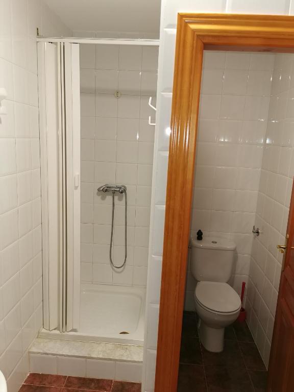 A bathroom at Casa Rural y Albergue Tormon