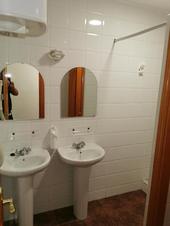 A bathroom at Casa Rural y Albergue Tormon