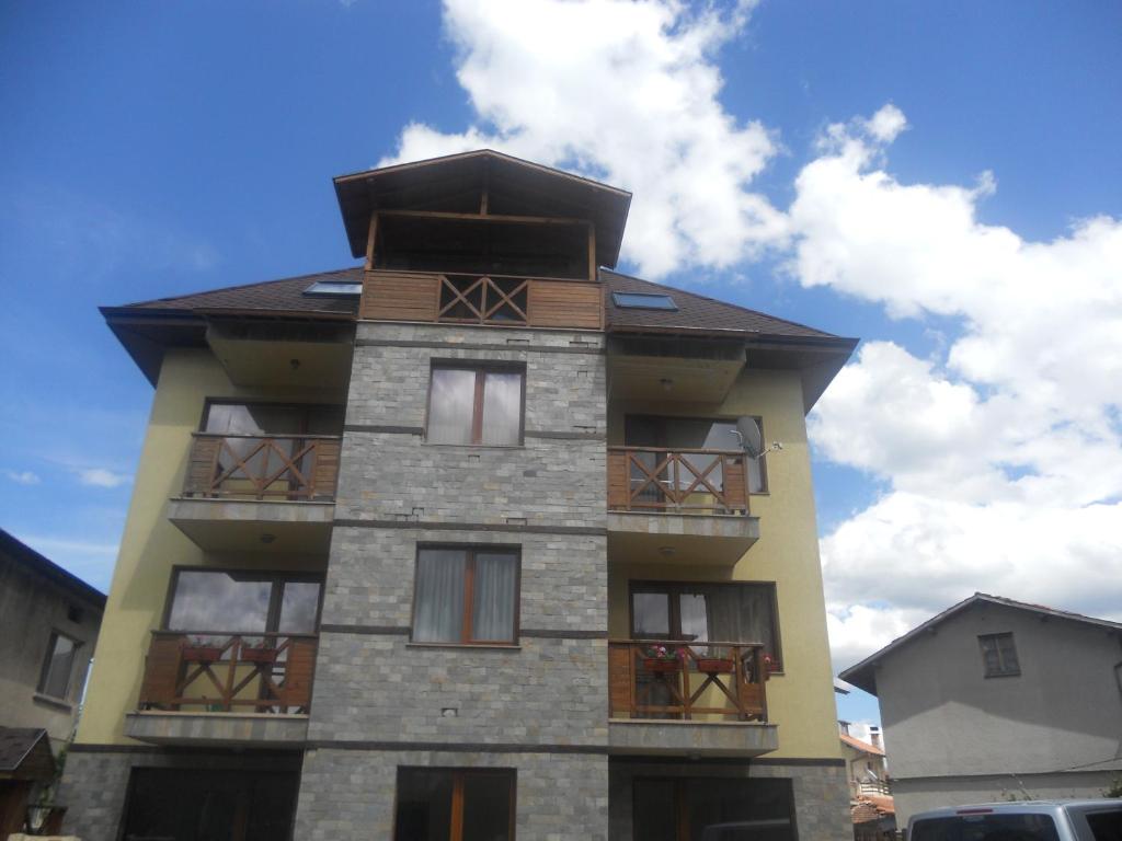 un edificio alto con un techo encima en Villa Kalina Apartments, en Bansko