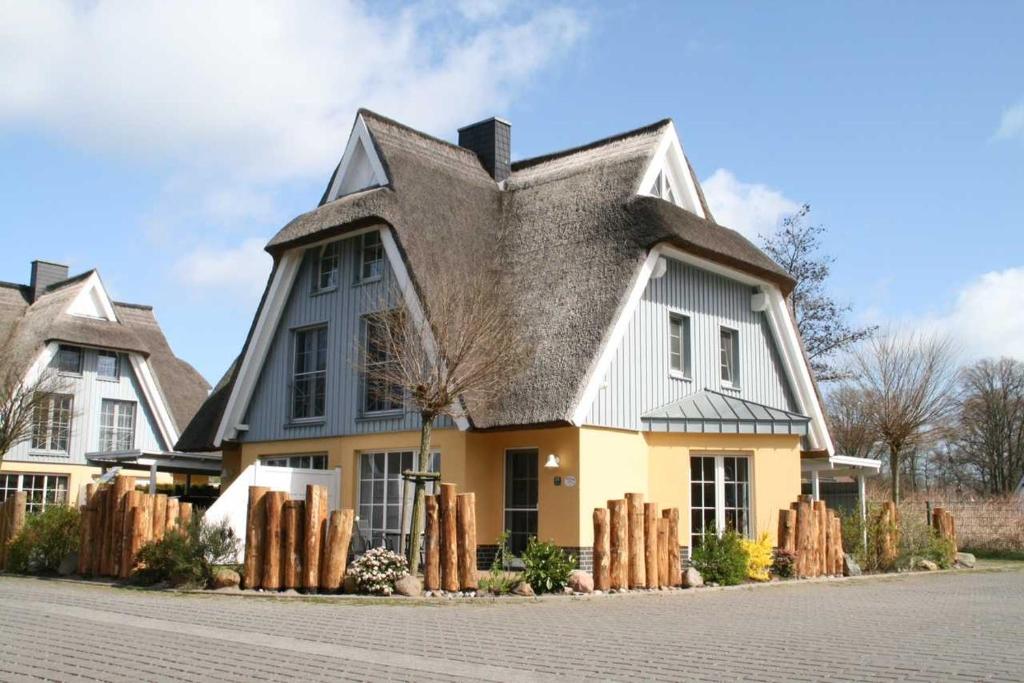 ein Haus mit einem Gameradach in der Unterkunft Mine Heimat  " Dat Röverhus" in Zingst