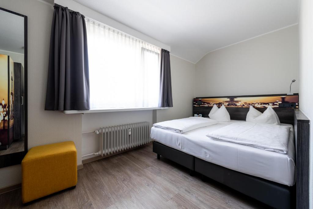 Postel nebo postele na pokoji v ubytování Art Hotel Aachen
