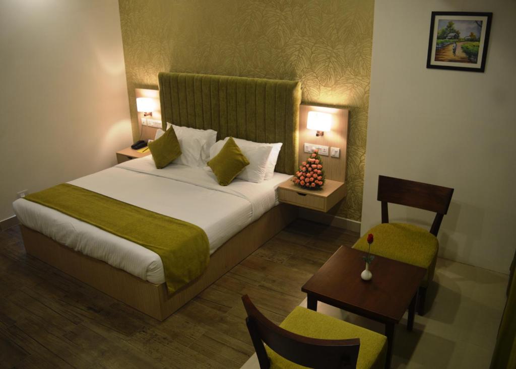 Voodi või voodid majutusasutuse Hotel Riveria by Raj toas