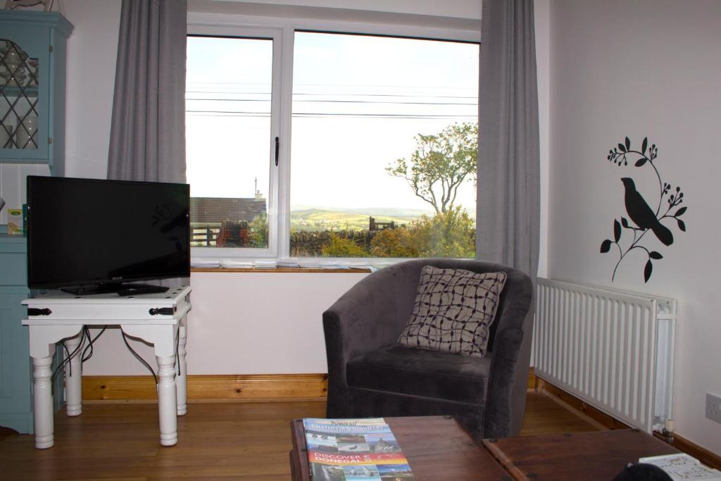 TV a/nebo společenská místnost v ubytování Madra Rua Organic Accommodation