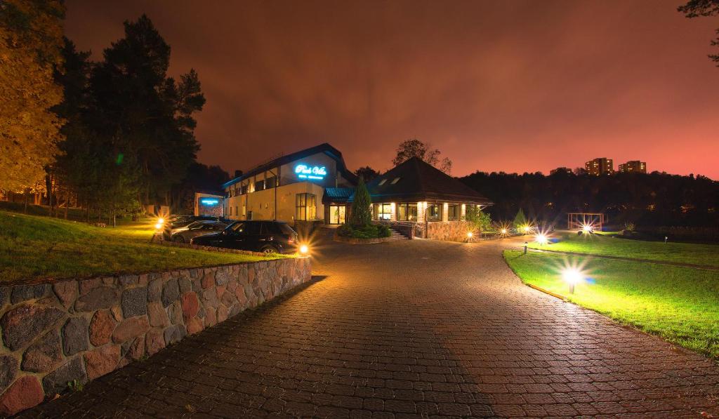 una casa iluminada por la noche con luces en Park Villa en Vilna