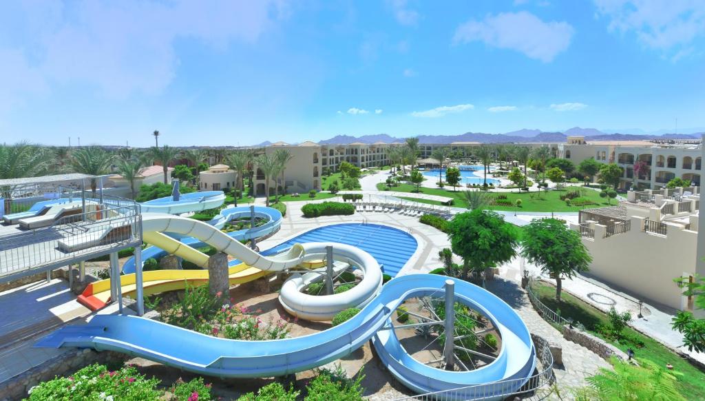 Bazén v ubytování JAZ Mirabel Resort nebo v jeho okolí