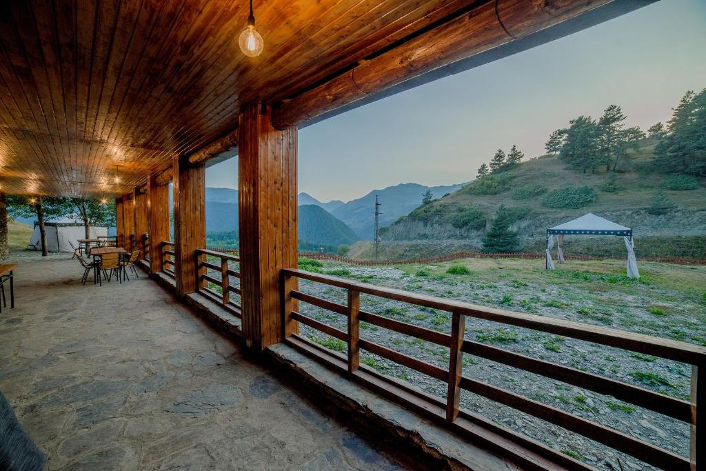 Nespecifikovaný výhled na hory nebo výhled na hory při pohledu z hotelu