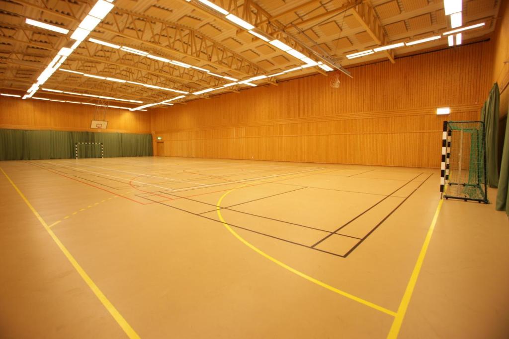 Tenis a/nebo squash v ubytování Yxnerum Hotell nebo okolí