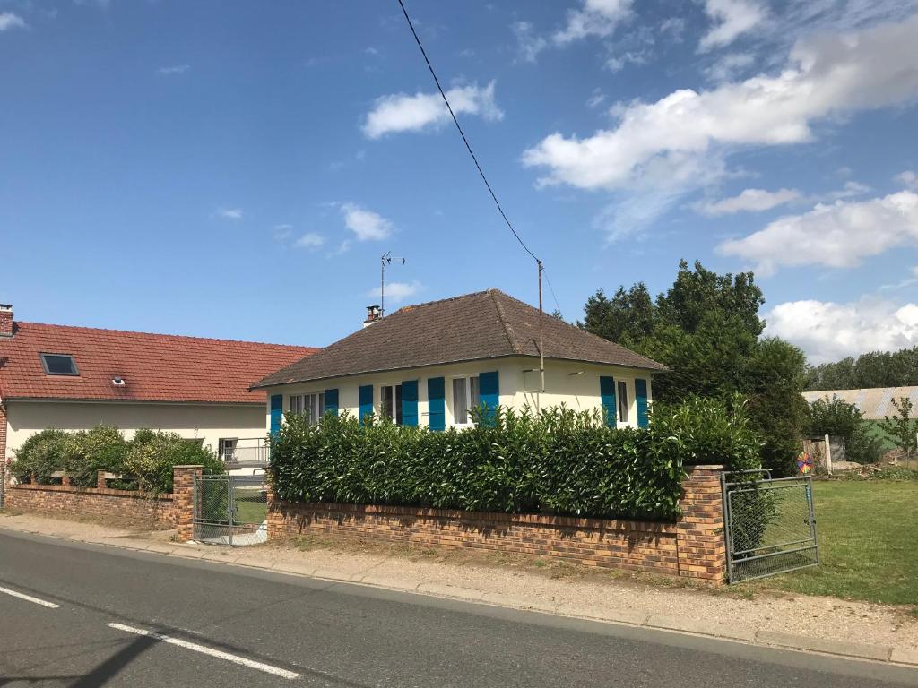 a house on the side of the road at MAISON A LA CAMPAGNE PROCHE BAIE DE SOMME in Arrest