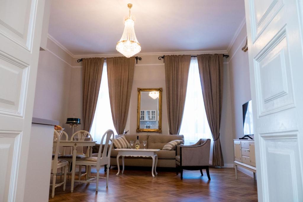 - un salon avec un canapé et une table dans l'établissement Apartament Alma, à Timişoara