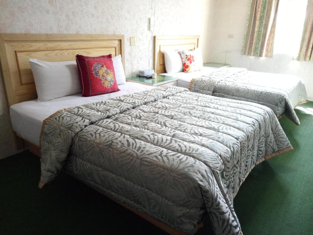 Postel nebo postele na pokoji v ubytování 鑽石大旅社