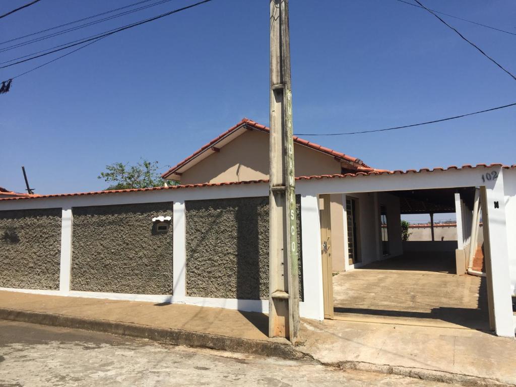 uma casa com a porta aberta numa rua em Casa Para Temporada Garcia/Pereira em São João Batista do Glória