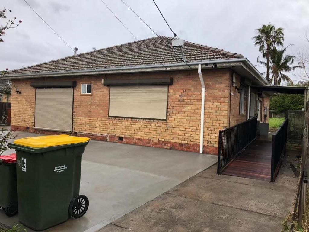 a house with a trash can in front of it at Melbourne short stay- Burwood Deakin Uni墨尔本民宿-迪肯大学Burwood in Burwood