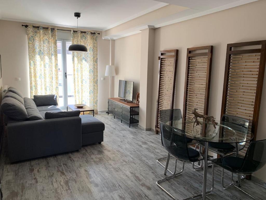 a living room with a couch and a glass table at APARTAMENTO ALEGRIA CENTRO in Albacete