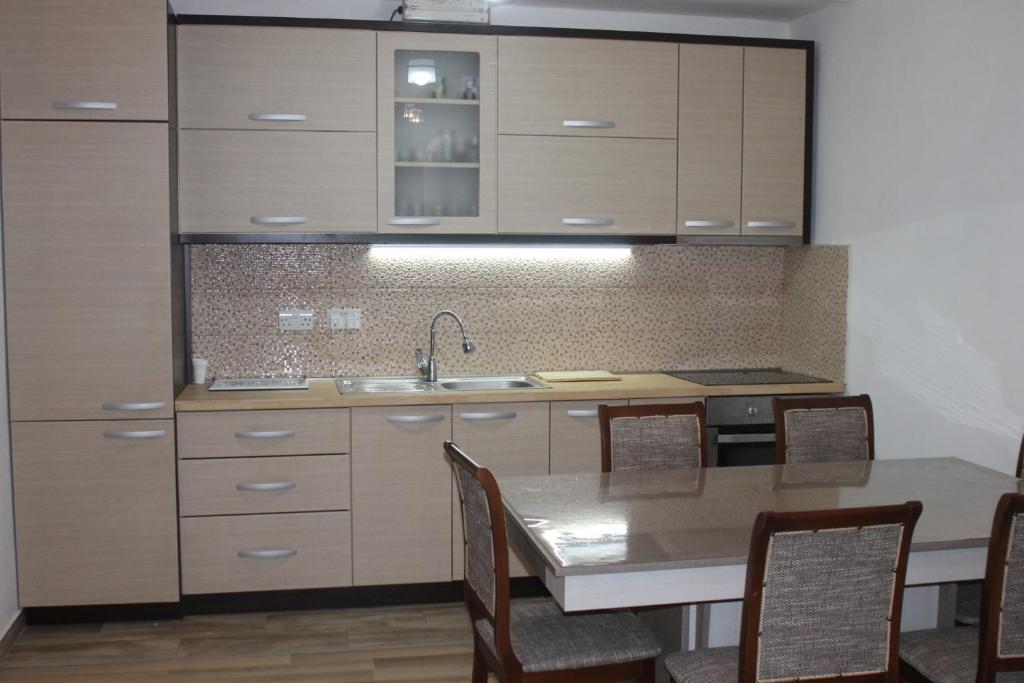 Kuchyň nebo kuchyňský kout v ubytování Hotel Kings Apartments