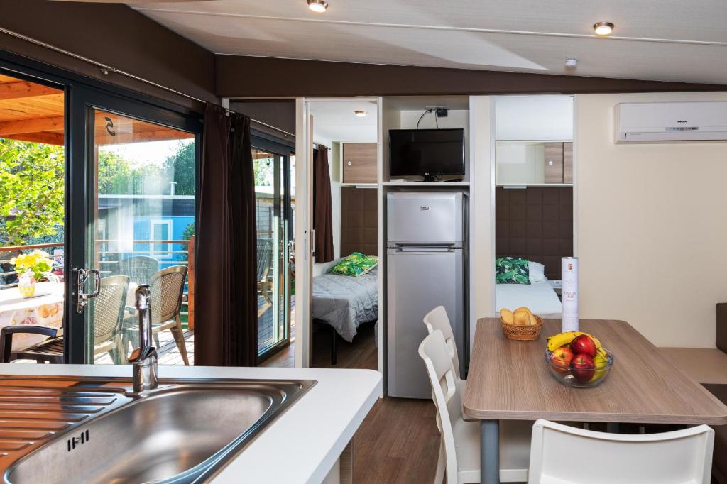 Een keuken of kitchenette bij Fornella Camping & Wellness family resort