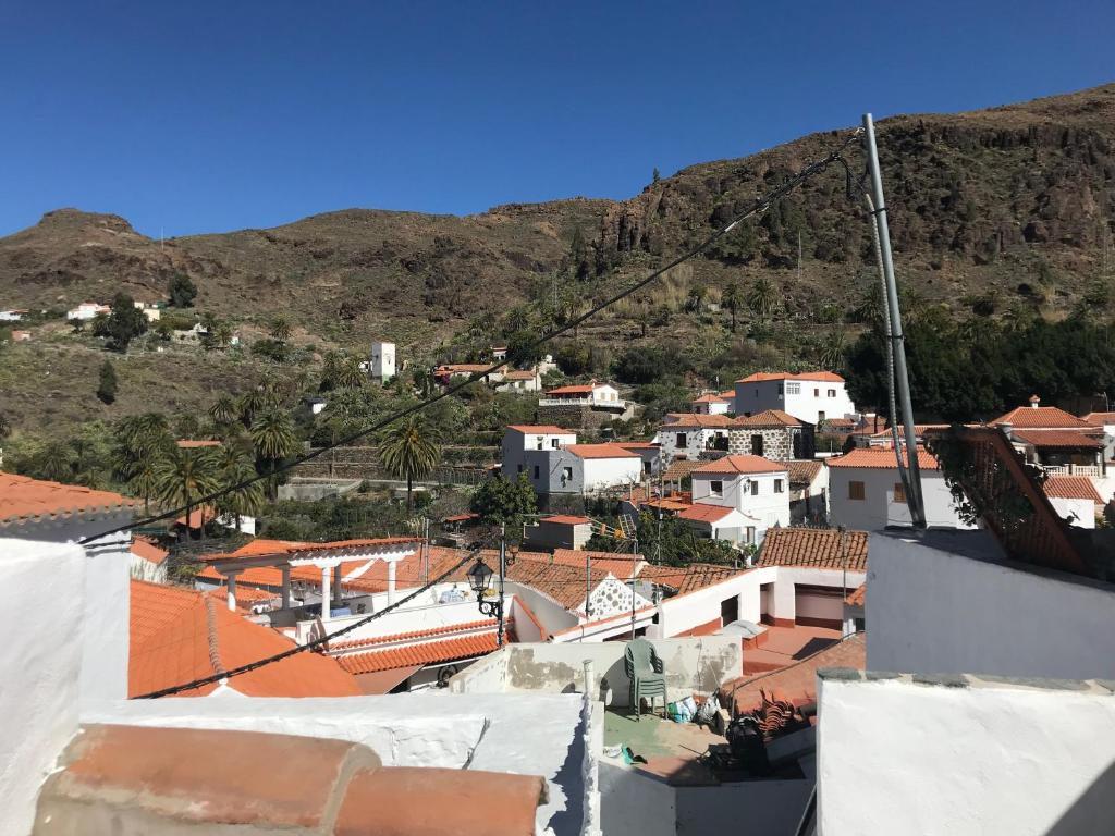 Blick auf eine Stadt mit Bergen im Hintergrund in der Unterkunft Casa Rural in Fataga in San Bartolomé de Tirajana