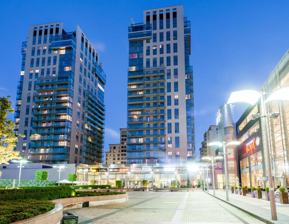 una calle de la ciudad con edificios altos en el fondo en Platinum Towers Central Apartments, en Varsovia