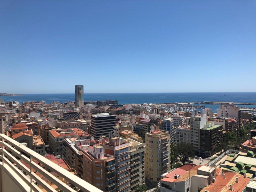 uitzicht op een stad met de oceaan op de achtergrond bij Apartamento City & Sun in Alicante