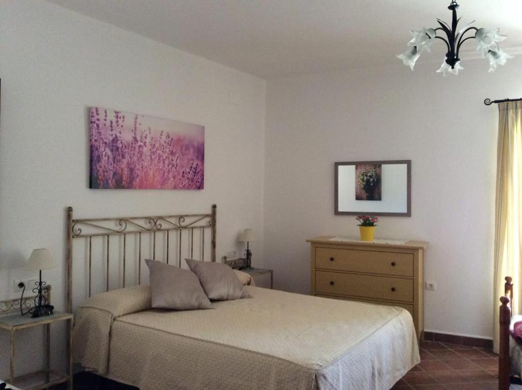 リナレス・デ・ラ・シエラにあるCasa El Naranjo Dulceのベッドルーム1室(ベッド1台、ドレッサー付)
