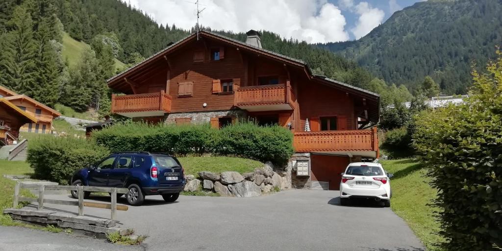 a car parked in a parking lot in front of a house at Le Lièvre Blanc, appartement N°2 in Les Contamines-Montjoie
