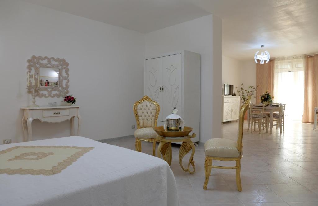 A bed or beds in a room at De Mola Holiday House