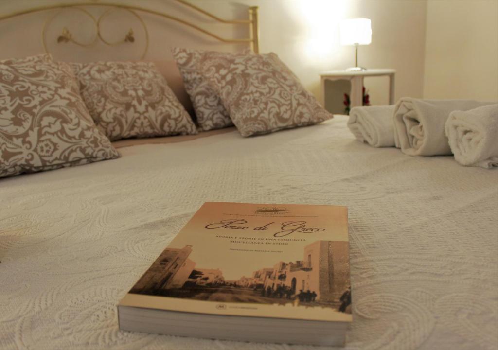 A bed or beds in a room at De Mola Holiday House