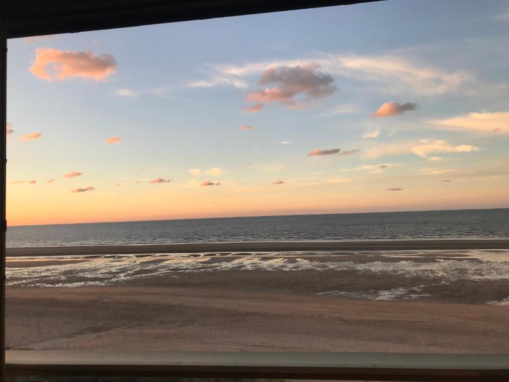 a view of the ocean from a train window at Le petit coin de Paradis in Varaville