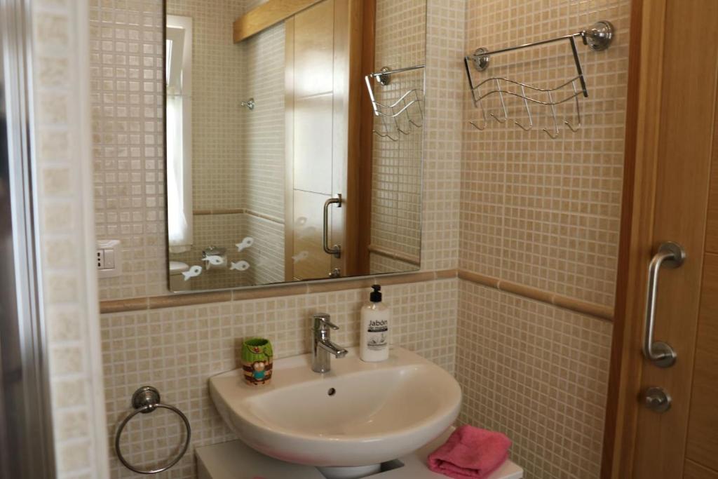 Fotografia z galérie ubytovania Villa Sueño Azul with private pool, sea view, terrace, Wifi, 450 m to the beach v destinácii Callao Salvaje