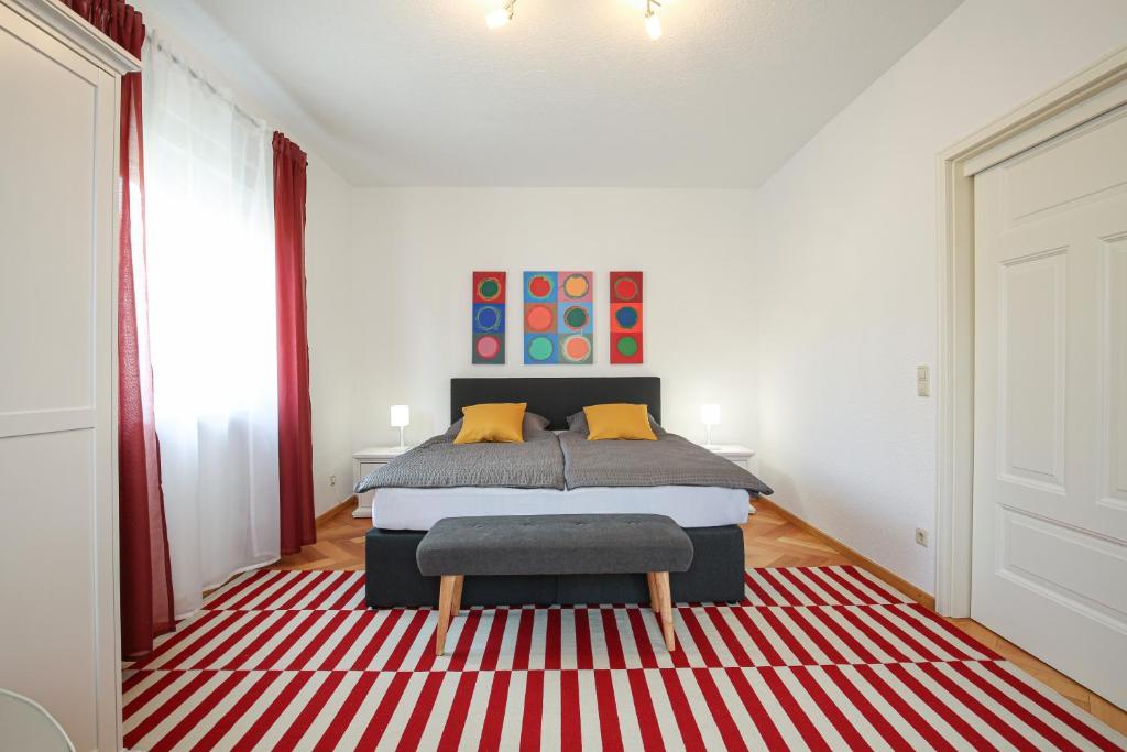 a bedroom with a bed and a red and white rug at Ferienwohnung Leipzig Land in Naunhof