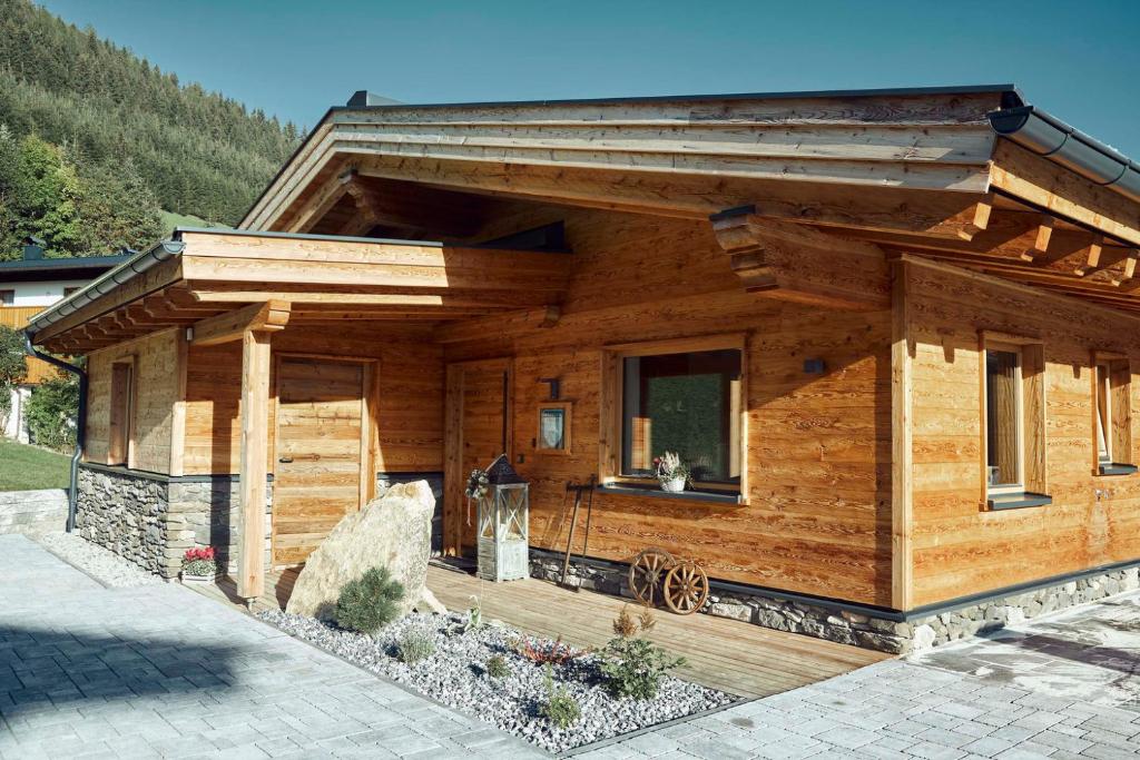 eine Blockhütte mit einer Veranda und einem großen Fenster in der Unterkunft Mountain Chalet R in Berwang