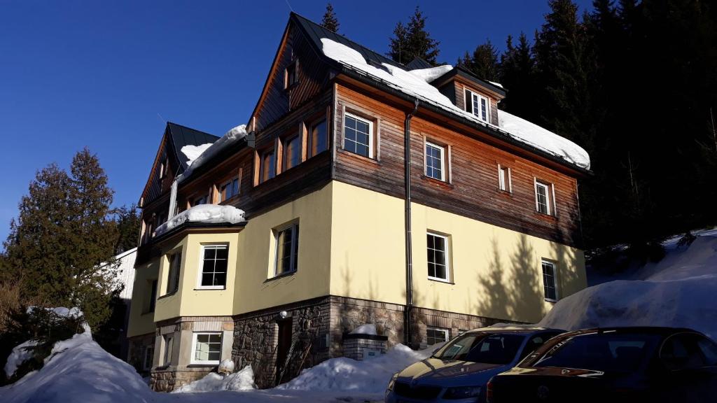 Το κτήριο όπου στεγάζεται  το διαμέρισμα