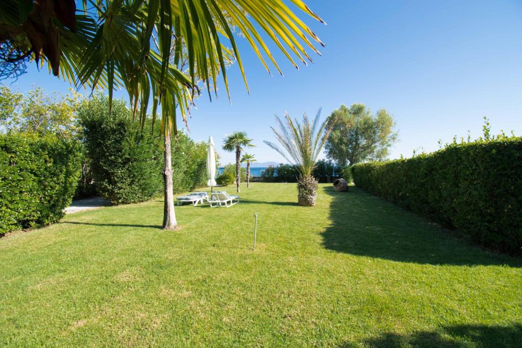 Fotografie z fotogalerie ubytování Romantic Seafront Studio - Dream Garden v destinaci Platanidia