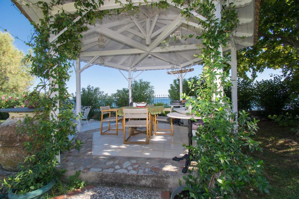Fotografie z fotogalerie ubytování Romantic Seafront Studio - Dream Garden v destinaci Platanidia