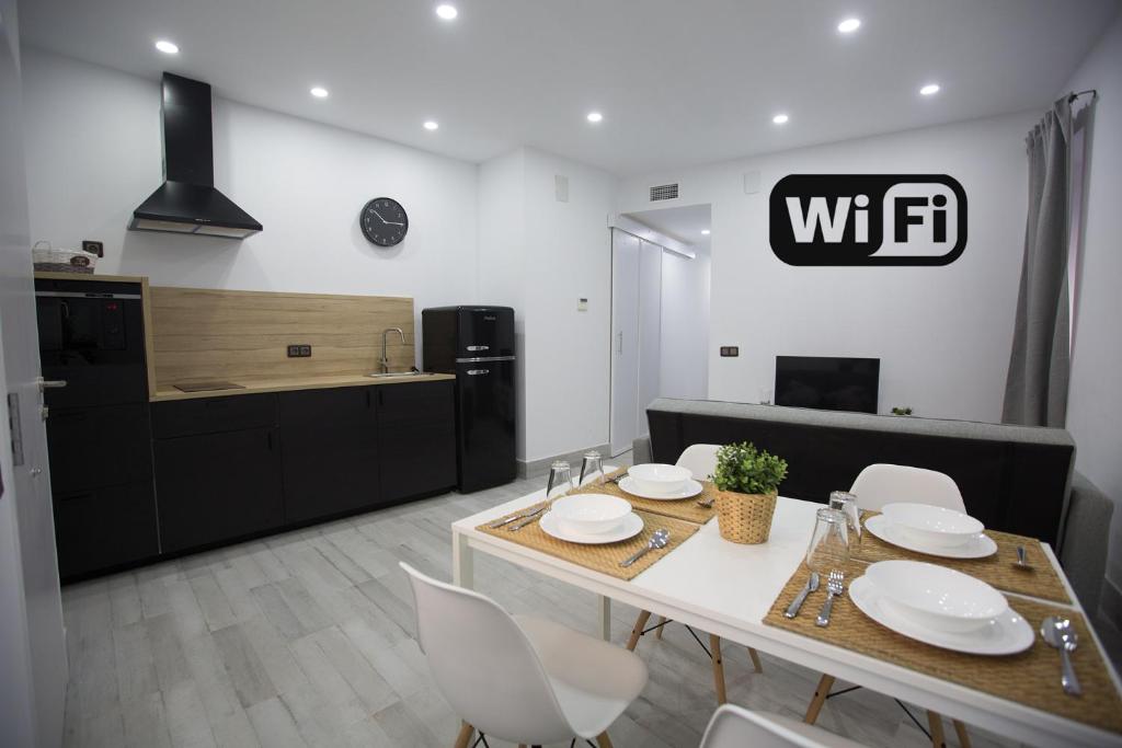 kuchnia i jadalnia ze stołem i krzesłami w obiekcie Apartamento Centro San Diego w mieście Sanlúcar de Barrameda