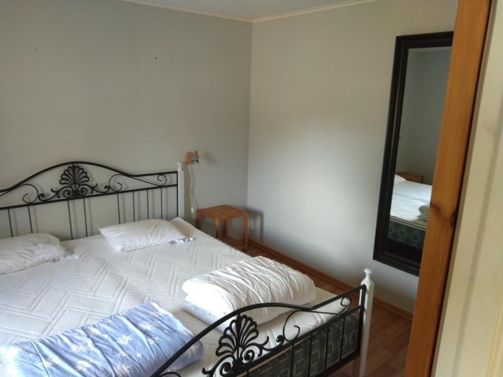 Postel nebo postele na pokoji v ubytování Kvarngården Natur Resort