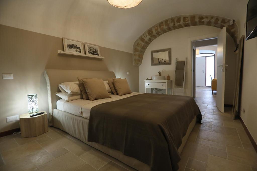 ein Schlafzimmer mit einem großen Bett in einem Zimmer in der Unterkunft SAGARRIGA 56 in Bari