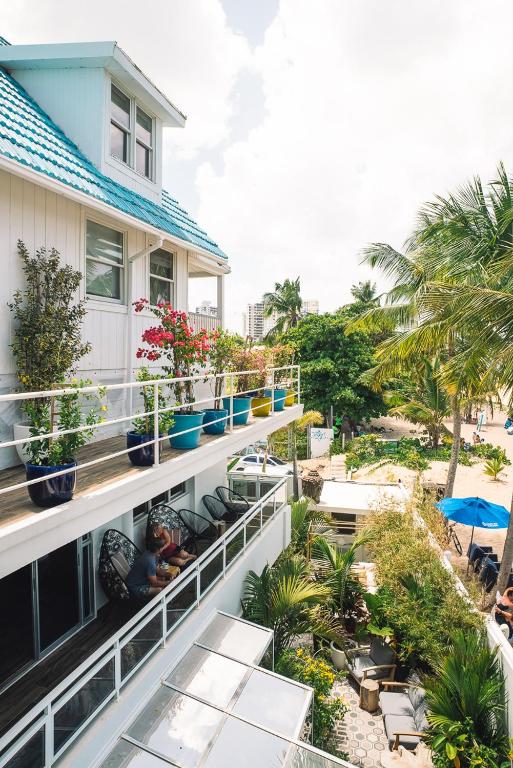 Bazén v ubytování Numero Uno Beach House nebo v jeho okolí
