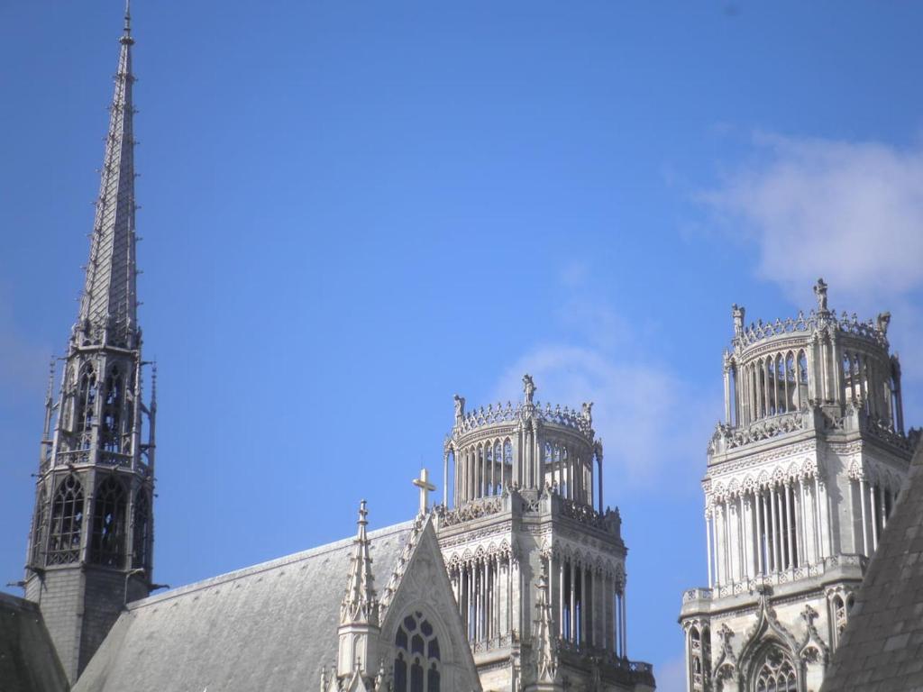 zwei Türme einer Kathedrale gegen einen blauen Himmel in der Unterkunft Appartement Salamandre in Orléans