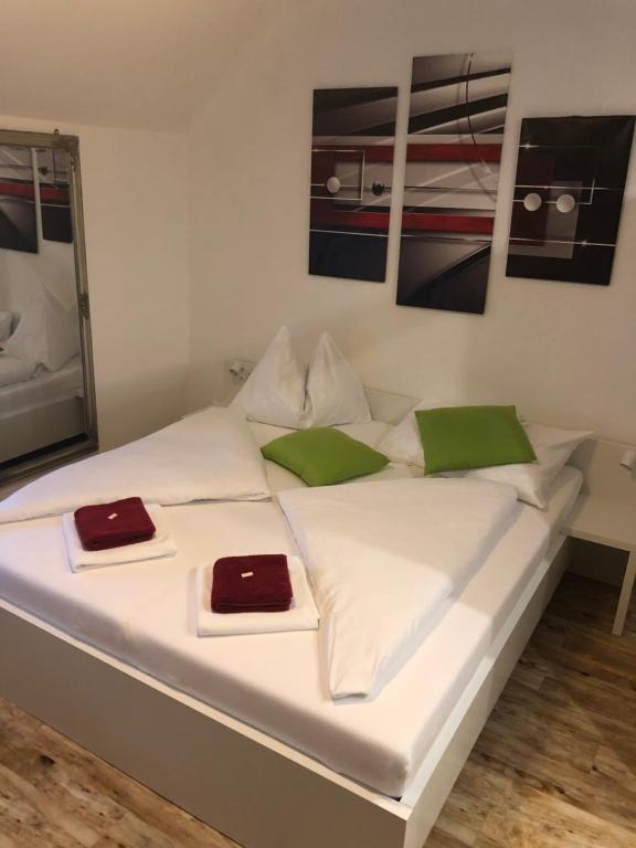 Postel nebo postele na pokoji v ubytování Center Rooms Villach