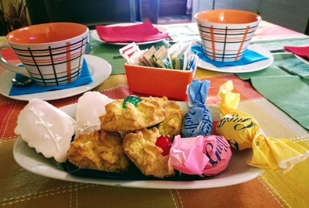 a plate of fried food on a table with cups at Mari e Luci in Nurachi