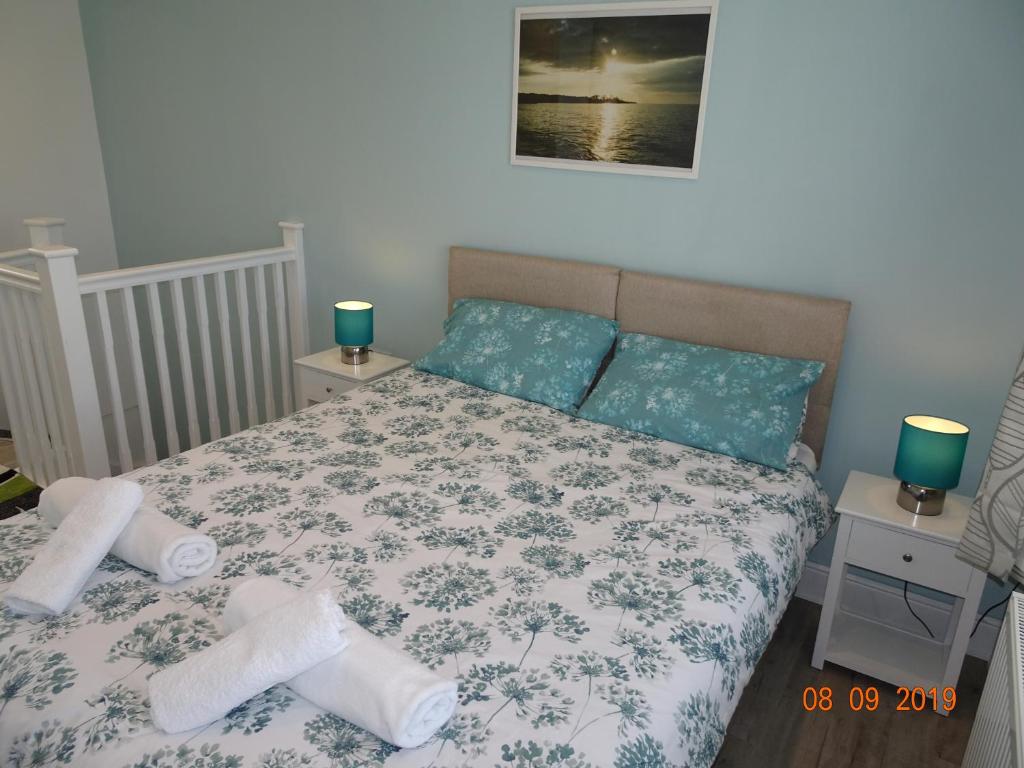 1 dormitorio con 1 cama con toallas en The Whiteways, en Bristol