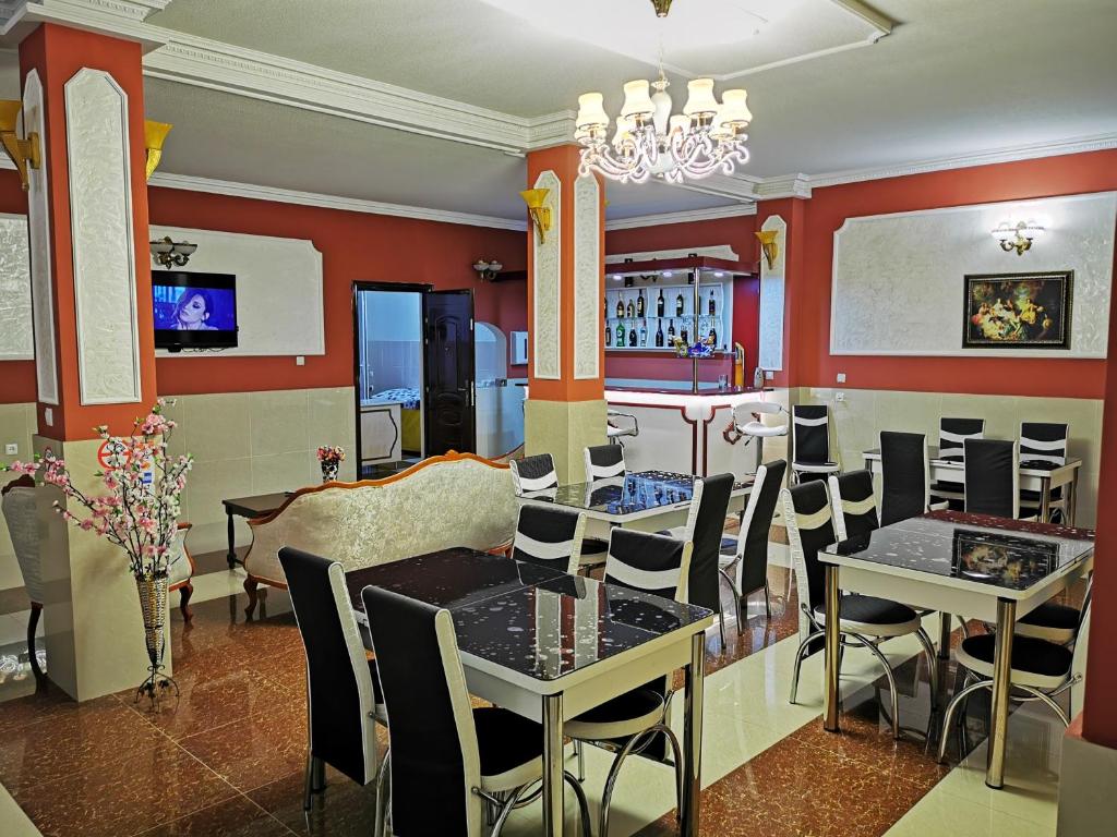 un restaurante con mesas y sillas y un bar en Hotel Ritsa, en Ureki
