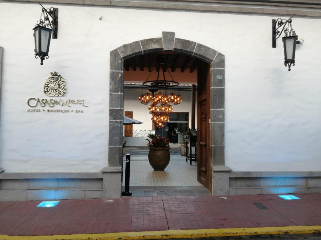 un ingresso a un edificio con un grande vaso sulla porta di Casa San Miguel Hotel Boutique y Spa a Zacatlán