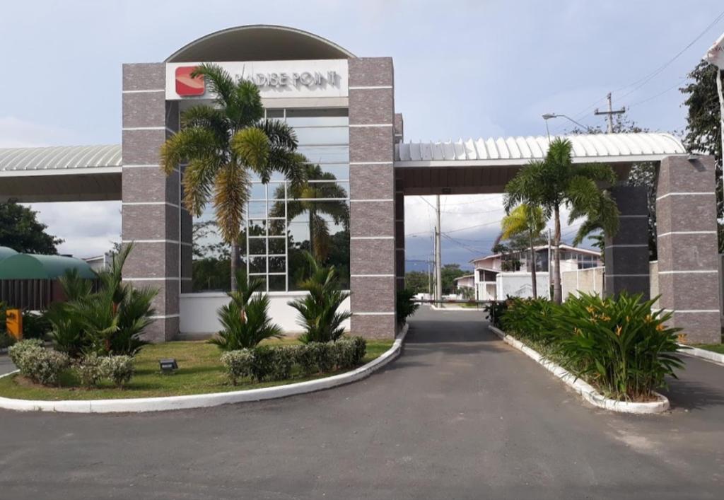 um parque de estacionamento vazio em frente a um edifício em PH Paradise Point, Coronado Panama em Nueva Gorgona