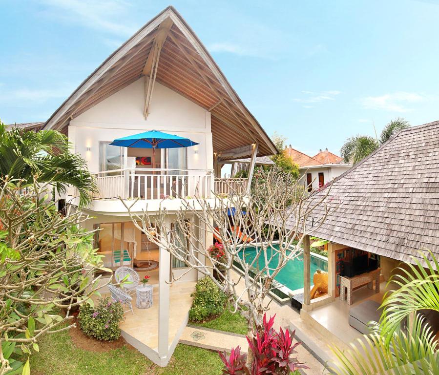 The Sari Balangan Villa في جيمباران: اطلالة جوية على منزل مع مسبح