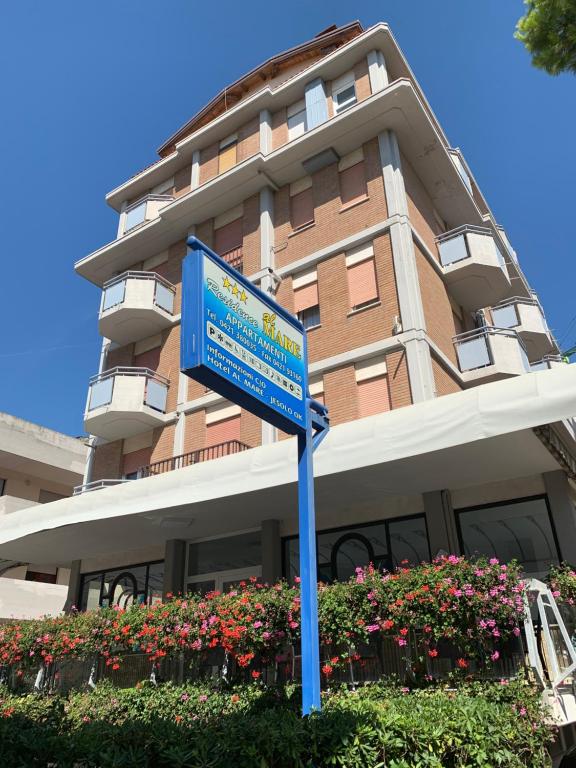 un cartello blu di strada di fronte a un edificio di Hotel & Residence Al Mare a Lido di Jesolo