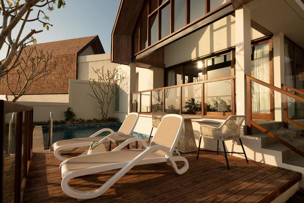 A balcony or terrace at The Kayana Beach Lombok
