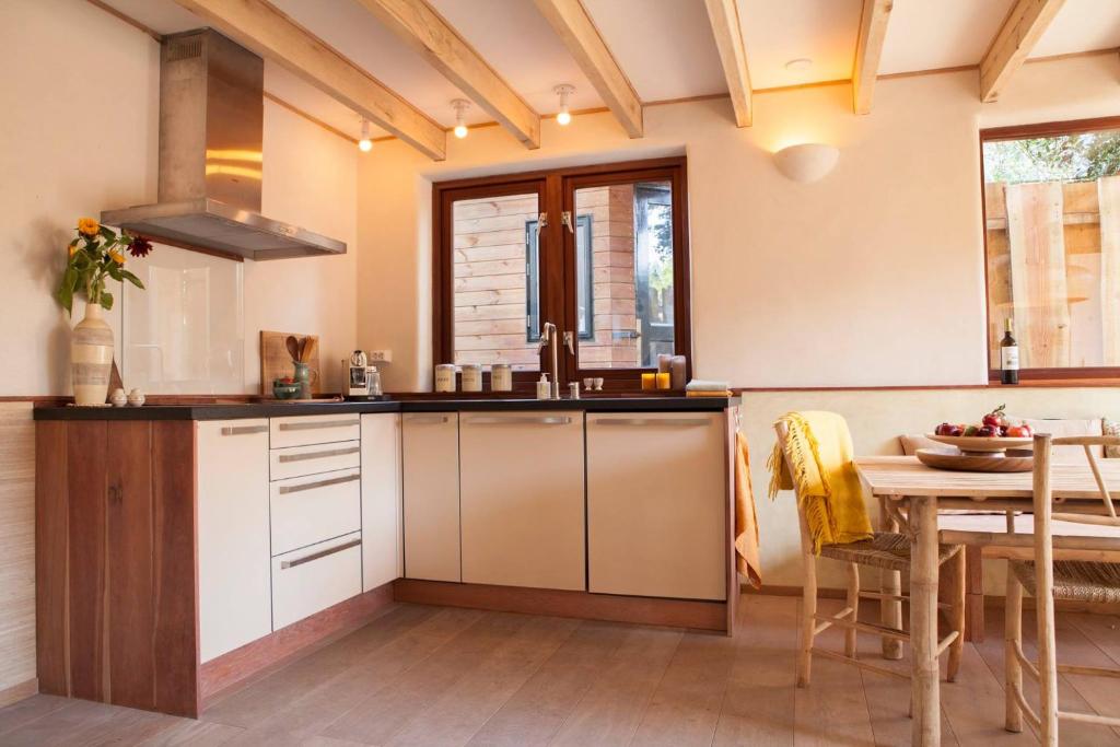 Kuchyň nebo kuchyňský kout v ubytování Ecolodge de Parel Schoorl