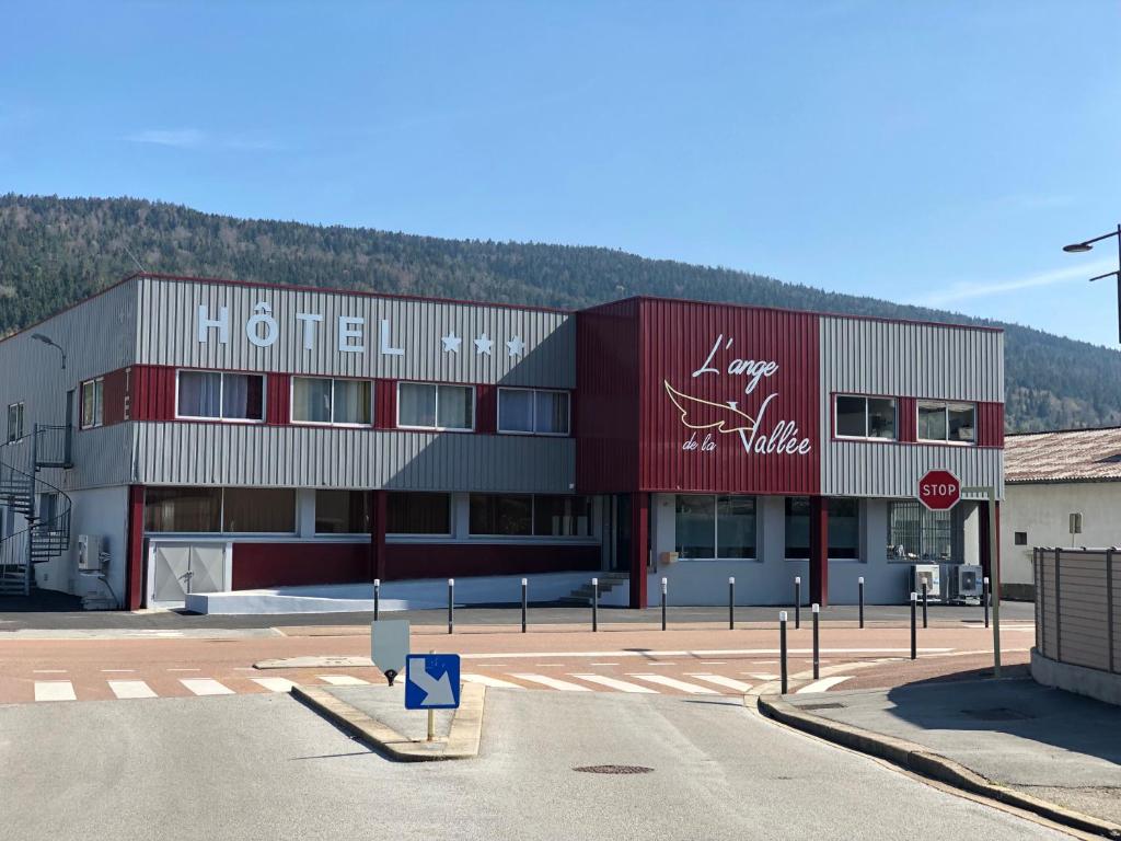 Nespecifikovaný výhled na hory nebo výhled na hory při pohledu z hotelu