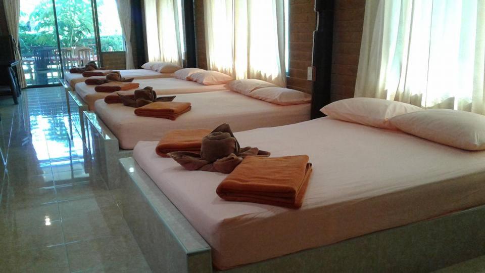 Postel nebo postele na pokoji v ubytování สุขทวีรีสอร์ท อ่าวมะนาว